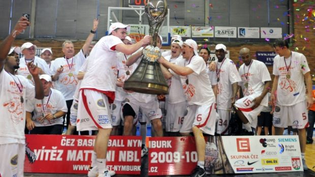Basketbalisté Nymburku se radují s vítěznou trofejí