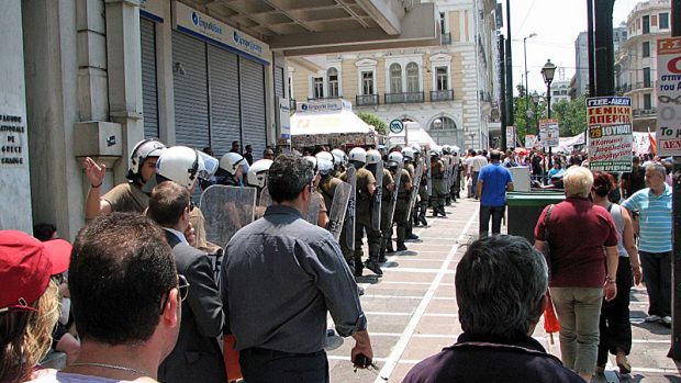 Policejní kordon před bankovní pobočkou