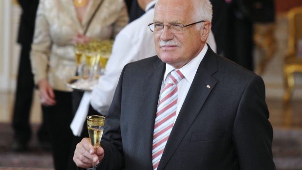 Prezident Václav Klaus kráčí připít členům nově jmenované vlády