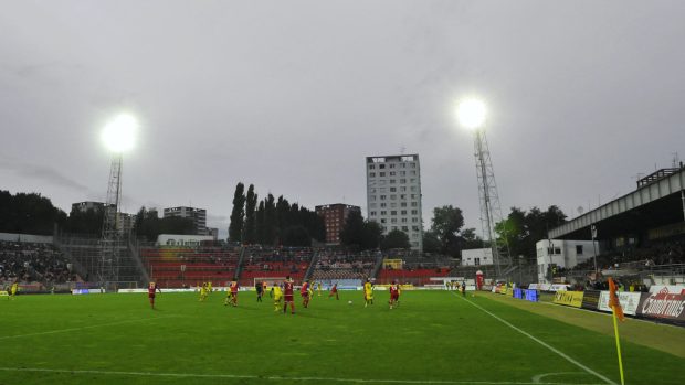 Brněnští fotbalisté na svém hřišti jakoby tápali - na protihráče nenašli žádný recept.