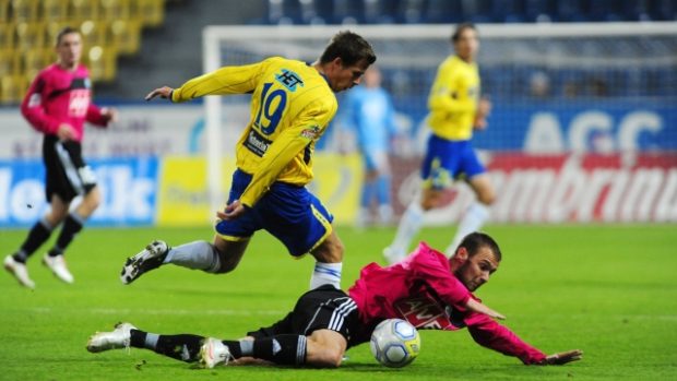 První zápas osmifinále fotbalového Ondrášovka Cupu FK Teplice - SK Dynamo České Budějovice 3. listopadu v Teplicích. Na trávníku je českobudějovický Tomáš Stráský, za ním je Jakub Mareš z Teplic.