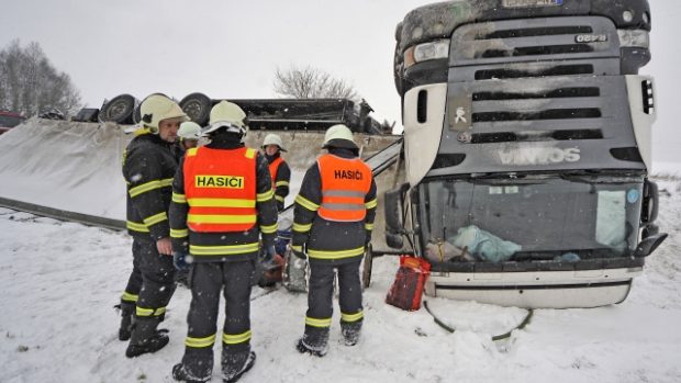 Na silnici I/38 u obce Suchá na Jihlavsku havaroval slovenský kamion vezoucí ocelové traverzy.