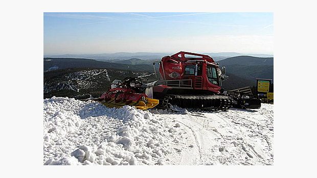 Rolba připravená k úpravě tratí na Horních Mísečkách