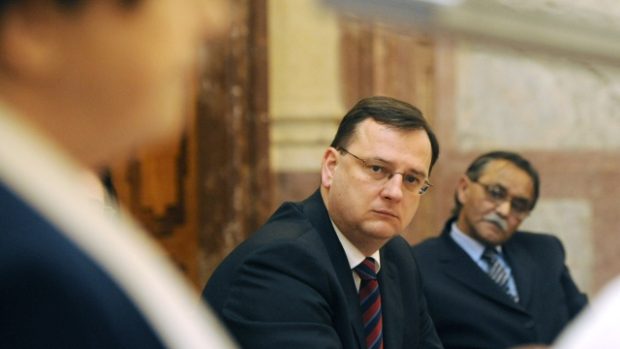 Premiér Petr Nečas poslouchá v Senátu projev cembalistky Zuzany Růžičkové