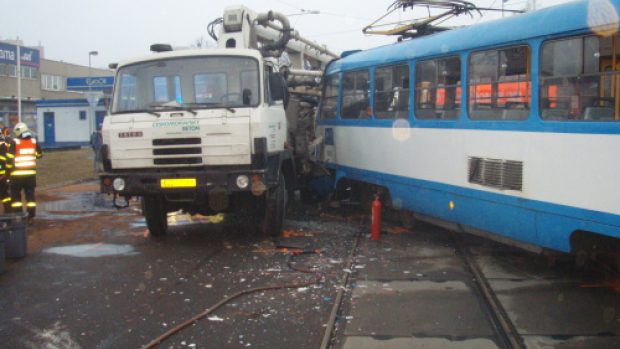 Vážná nehoda tramvaje s nákladním vozem