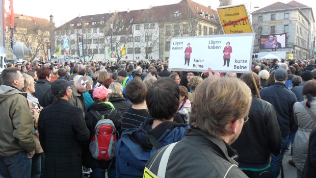 Tisíce lidí se ve Stuttgartu přišly rozloučit s koalicí CDU – FDP