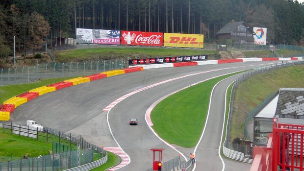 Zatáčka závodního okruhu formule 1 v Francorchamps