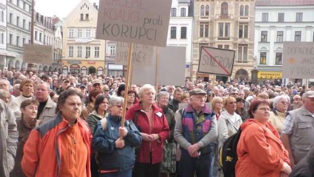 Na demonstraci na podporu libereckého primátora Jana Korytáře se v úterý 5.4. sešlo před radnicí na tisíc lidí