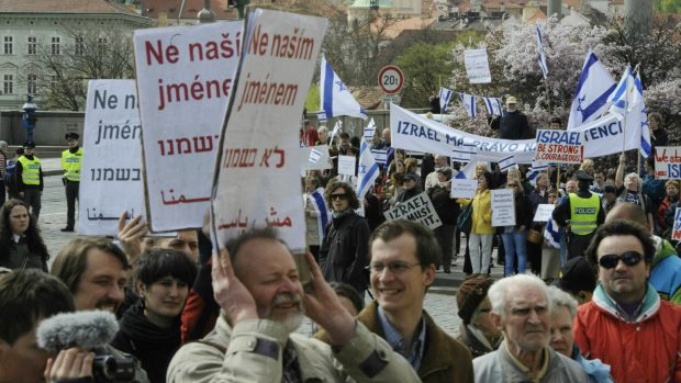 Demonstraci proti návštěvě Benjamina Netanjahua pořádala v Praze iniciativa Ne naším jménem