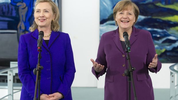 Hillary Clintonová (vlevo) a Angela Merkelová byly na tiskové konferenci samý úsměv.