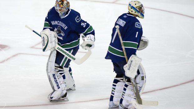 Střídání brankářů Vancouveru. Schneider (vlevo) nahrazuje Luonga