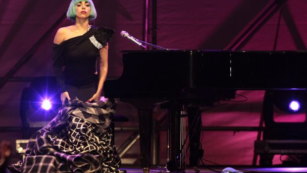 Během manifestace za práva homosexuálů vystoupila v římě i popová diva Lady Gaga