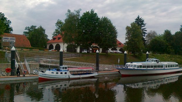 Lodě v Lannově loděnici na Vltavě