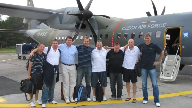 Realizační tým českých basketbalistek po příletu do Polska