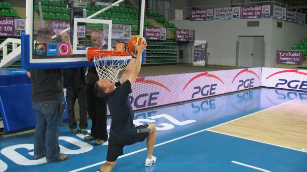 Aleš Kaplan kondiční trenér basketbalistek se během tréninku stará i o zábavu