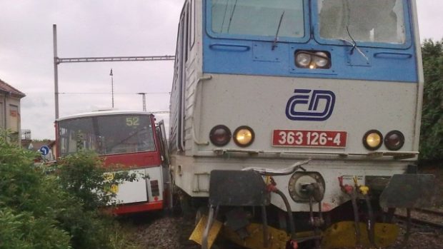 V Chrástu u Plzně se srazil rychlík s autobusem MHD.