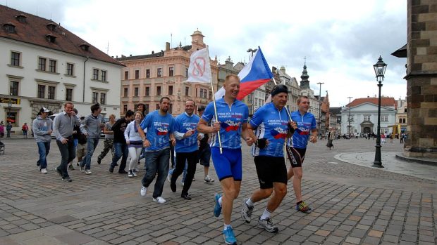 Účastníci Cyklo-běhu za Českou republiku bez drog v Plzni