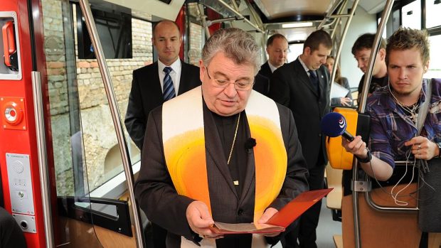 Pražský arcibiskup Dominik Duka žehná nové tramvaji