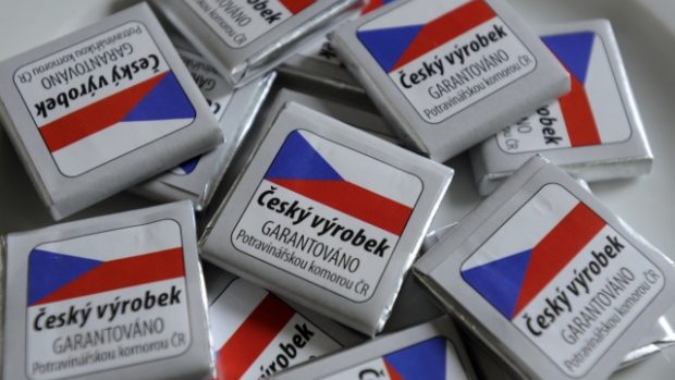 Prvních 15 tuzemských výrobců potravin může označovat své produkty novým logem s českou vlajkou a nápisem Český výrobek – garantováno Potravinářskou komorou ČR.