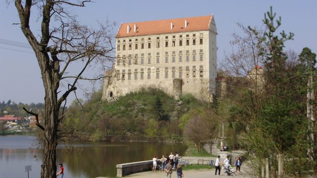 Plumlovský zámek se tyčí do výše 72 metrů nad hladinou Podhradského rybníka