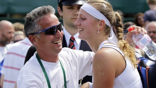 Petra Kvitová slaví postup do čtvrtfinále Wimbledonu s kondičním trenérem Jozefem Ivankem