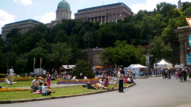 Pod královským palácem Budínského hradu zábava teprve začíná