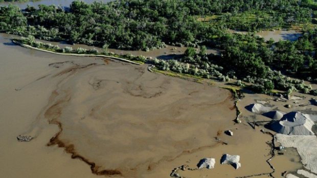 Americkou řeku Yellowstone znečistily tisíce litrů ropy | iROZHLAS -  spolehlivé zprávy