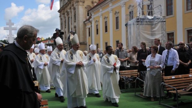 Liturgický průvod při slavnosti sv. Cyrila a Metoděje na Velehradě 5. 7. 2011