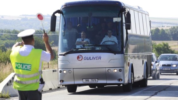 Policisté na Moravě kontrolovali autobusy vracející se ze zahraničí |  iROZHLAS - spolehlivé zprávy