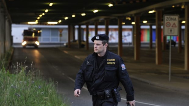 Policie kvůli nálezu letecké pumy policie evakuovala nákupní centrum v Liberci