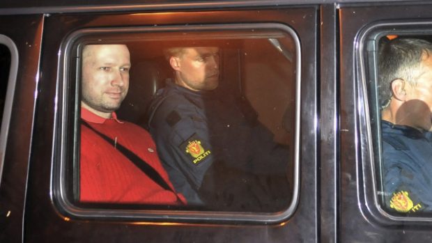 Anders Behring Breivik v ozbrojeném policejním autě na cestě z dnešního soudu