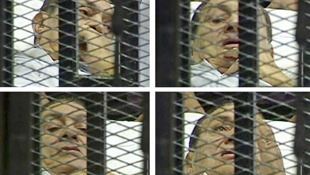 Televizní záběry Husního Mubáraka ze soudní síně