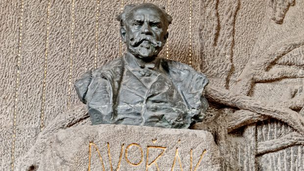 Antonín Dvořák (1841 - 1904), Hudební skladatel, návrh hrobky a busta jsou dílem Ladislava Šalouna