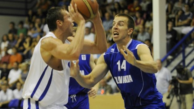 Čeští basketbalisté porazili v Děčíně Slovensko 76:69. Na snímku Pavel Houška (v bílém) a Slovák Michal Baťka