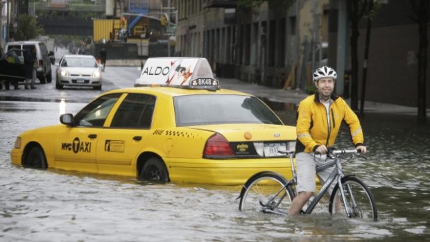 cyklista na zaplavené ulici v New Yorku