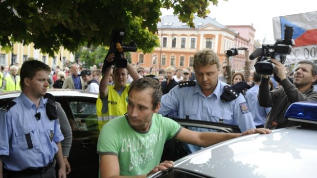 Policie odvádí Lukáše Kohouta, který do Varnsdorfu svolal další demonstraci.