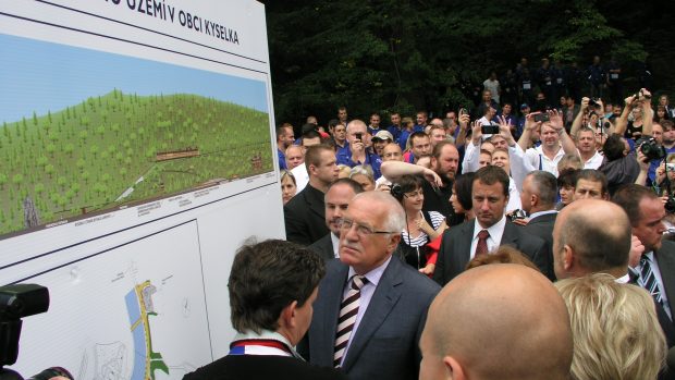 Návštěvu prezidenta Klause v Kyselce doprovodila demonstrace desítek aktivistů, kteří žádali hlavu státu o pomoc pro zdevastované lázně