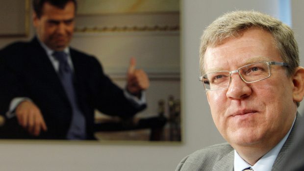 Již bývalý ruský ministr financí Alexej Kudrin s portrétem prezidenta Medveděva