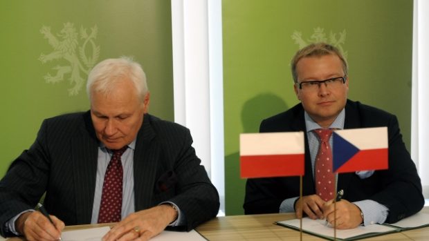Český ministr životního prostředí Tomáš Chalupa a jeho polský protějšek Andrzej Kraszewski podepisují memorandum