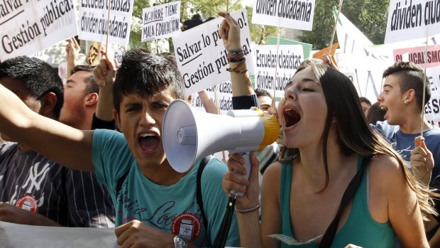 Studenti středních škol protestují proti propuštění učitelů