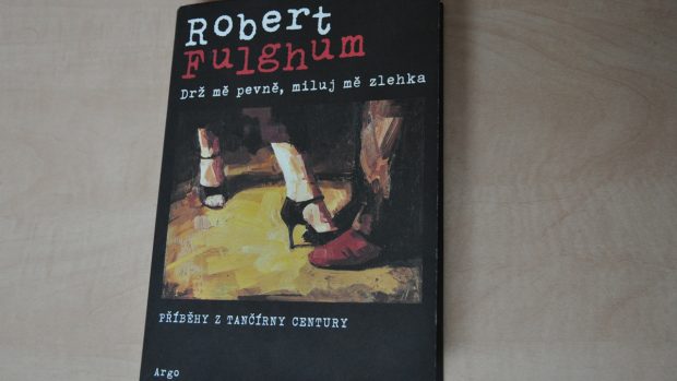 Kniha Roberta Fulghuma Drž mě pevně, miluj mě zlehka