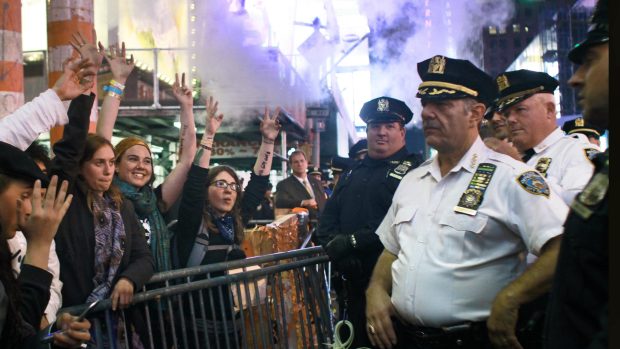 Demonstrace hnutí Okupujte Wall Street na Times Square v New Yorku