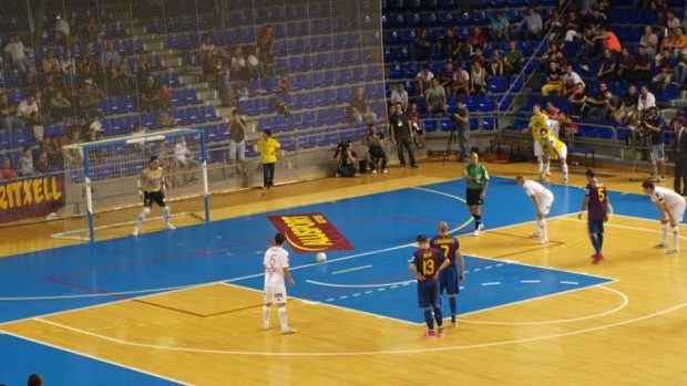 Hala Palau Blaugrana je ve střehu - Barcelona kope penaltu