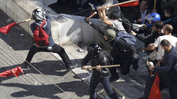 K nejkrvavějším střetům došlo v Aténách mezi samotnými skupinami demonstrantů.