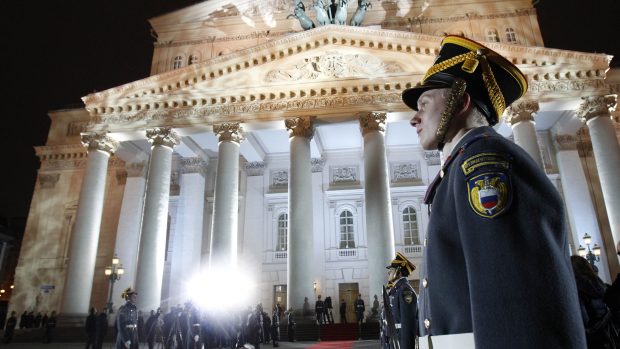 Čestná stráž před moskevským Velkým divadlem během slavnostního znovuotevření