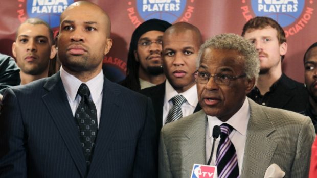 Billy Hunter (vpravo) a Derek Fisher hovoří o situaci v NBA