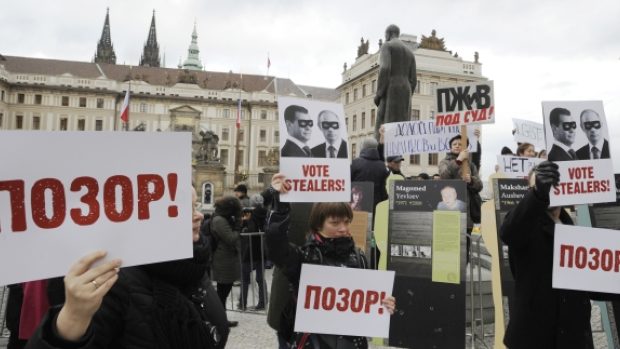 Protesty proti výsledku voleb v Rusku se konaly i před Pražským hradem