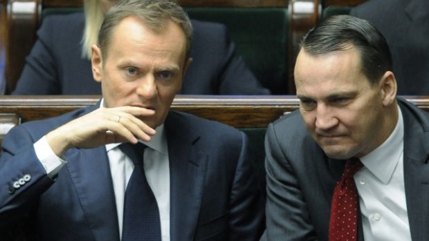 Polský premiér Donald Tusk (vlevo) a ministr zahraničí Radek Sikorski v Sejmu při jednání o pomoci eurozóně