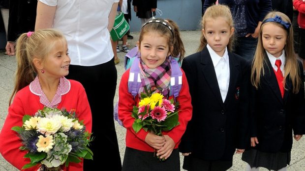 Žáci v uniformách soukromé školy Prague Dino Schools