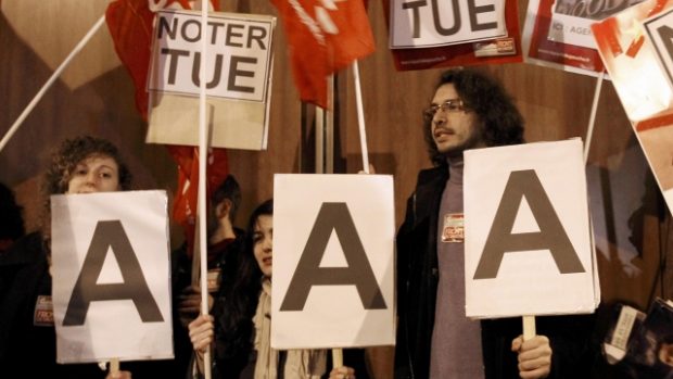 Levicoví demonstranti protestují před úřadem Standard &amp; Poor´s v Paříži proti snížení ratingu